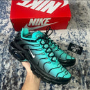 TENIS NIKE TN VERDES HOMBRE - QuieroMás Magazine