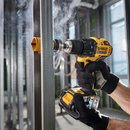 KIT DEWALT ORIGINAL: Taladro de Alto Impacto + 28 ACCESORIOS + 2 BATERIAS DE REGALO - QuieroMás Magazine