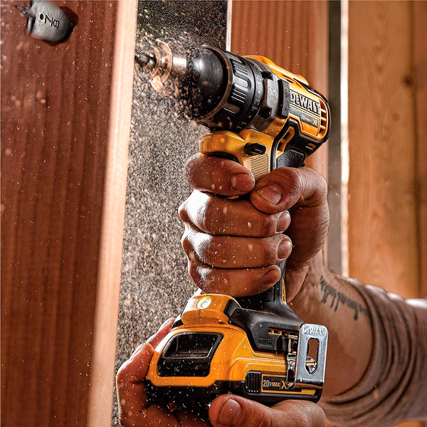 KIT DEWALT ORIGINAL: Taladro de Alto Impacto + 28 ACCESORIOS + 2 BATERIAS DE REGALO - QuieroMás Magazine